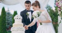 Hochzeitspaar schneidet eine Torte an von K.W. Catering und Events Dortmund